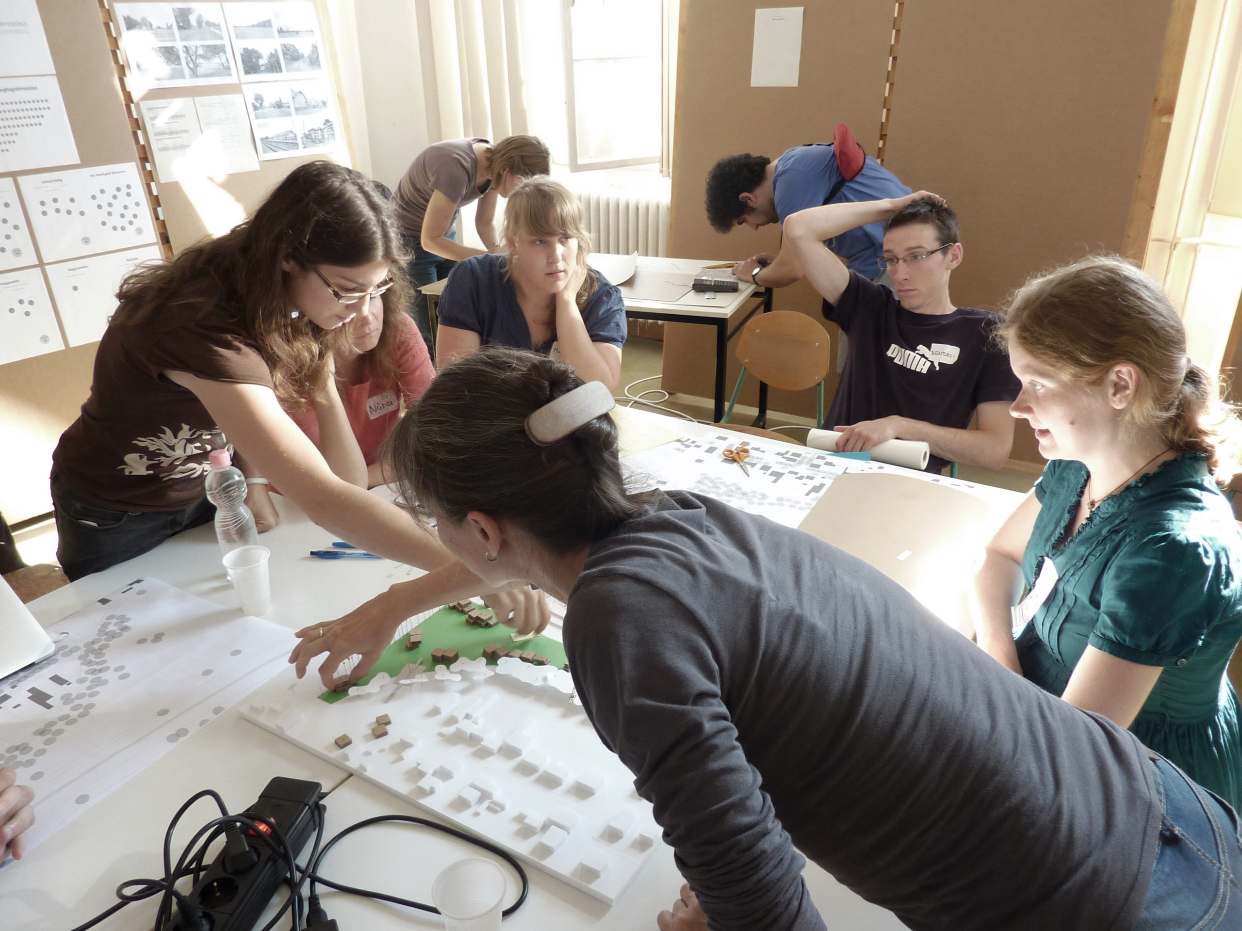 K. Theisler Katalin, Babos Annamária, Paskuj Benedek, Somogyi Flóra: Közösségi csoportházak a kertvárosban. In Gerőházi É., Hegedűs J., Perényi T., Szemző H. (szerk): Innovatív megoldások a lakásproblémákra